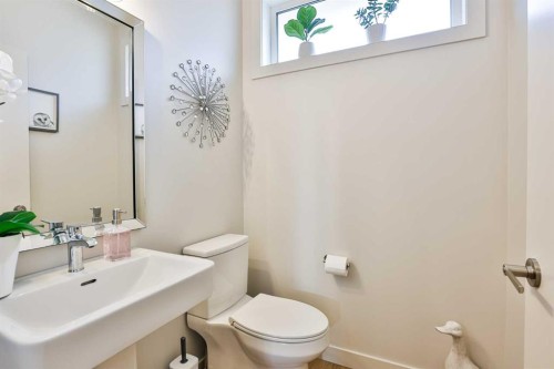 556 Riverhills Way West, Lethbridge, AB - Indoor Photo Showing Bathroom