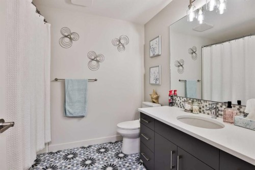 556 Riverhills Way West, Lethbridge, AB - Indoor Photo Showing Bathroom