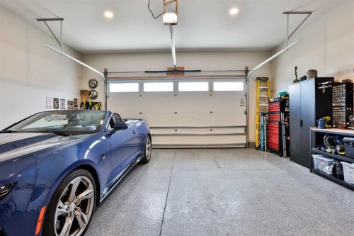 556 Riverhills Way West, Lethbridge, AB - Indoor Photo Showing Garage
