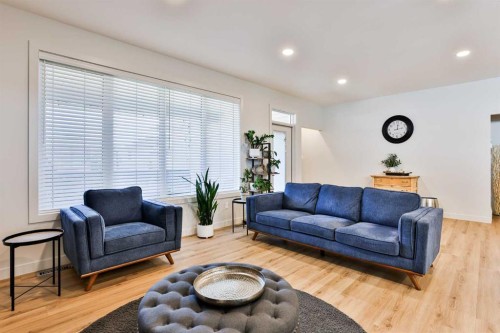 556 Riverhills Way West, Lethbridge, AB - Indoor Photo Showing Living Room