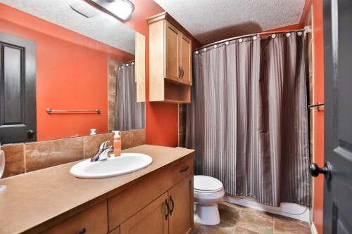 178 Silkstone Road West, Lethbridge, AB - Indoor Photo Showing Bathroom