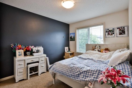 178 Silkstone Road West, Lethbridge, AB - Indoor Photo Showing Bedroom