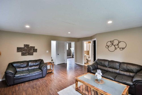178 Silkstone Road West, Lethbridge, AB - Indoor Photo Showing Living Room