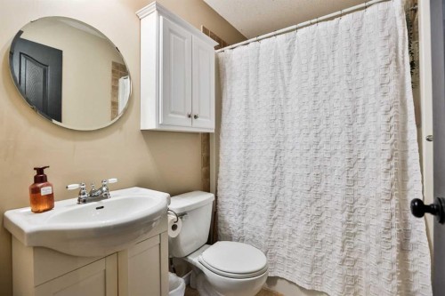 178 Silkstone Road West, Lethbridge, AB - Indoor Photo Showing Bathroom
