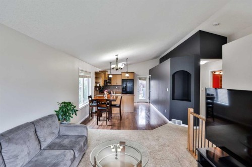 178 Silkstone Road West, Lethbridge, AB - Indoor Photo Showing Living Room