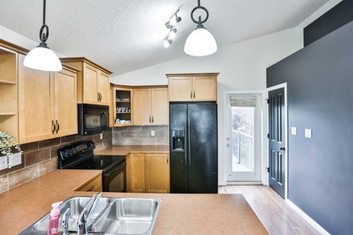 178 Silkstone Road West, Lethbridge, AB - Indoor Photo Showing Kitchen With Double Sink