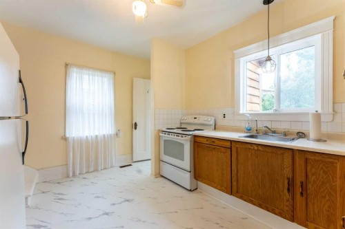 287 7A Avenue South, Lethbridge, AB - Indoor Photo Showing Kitchen