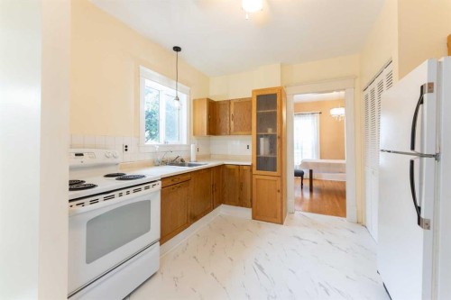 287 7A Avenue South, Lethbridge, AB - Indoor Photo Showing Kitchen