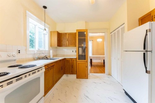 287 7A Avenue South, Lethbridge, AB - Indoor Photo Showing Kitchen With Double Sink