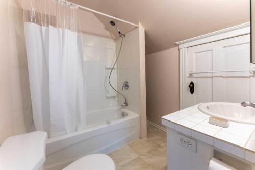 287 7A Avenue South, Lethbridge, AB - Indoor Photo Showing Bathroom