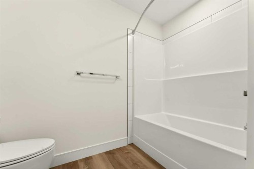 2533 16 Avenue, Coaldale, AB - Indoor Photo Showing Bathroom