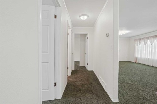 40 N 200 E, Raymond, AB - Indoor Photo Showing Other Room