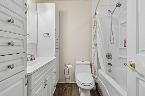 40 N 200 E, Raymond, AB - Indoor Photo Showing Bathroom