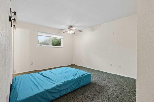 40 N 200 E, Raymond, AB - Indoor Photo Showing Bedroom
