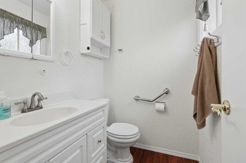 40 N 200 E, Raymond, AB - Indoor Photo Showing Bathroom