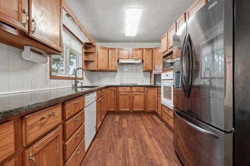 40 N 200 E, Raymond, AB - Indoor Photo Showing Kitchen