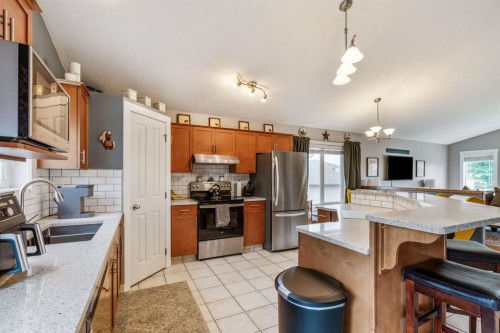 135 Fairmont Point South, Lethbridge, AB - Indoor Photo Showing Kitchen With Double Sink With Upgraded Kitchen