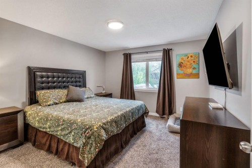 135 Fairmont Point South, Lethbridge, AB - Indoor Photo Showing Bedroom