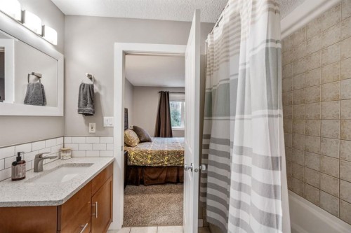 135 Fairmont Point South, Lethbridge, AB - Indoor Photo Showing Bathroom