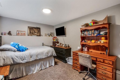 135 Fairmont Point South, Lethbridge, AB - Indoor Photo Showing Bedroom