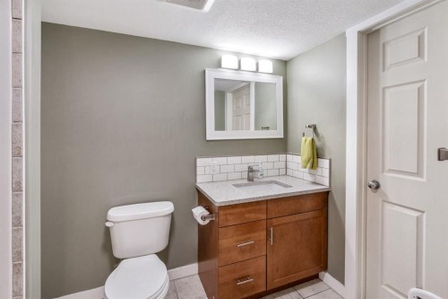 135 Fairmont Point South, Lethbridge, AB - Indoor Photo Showing Bathroom