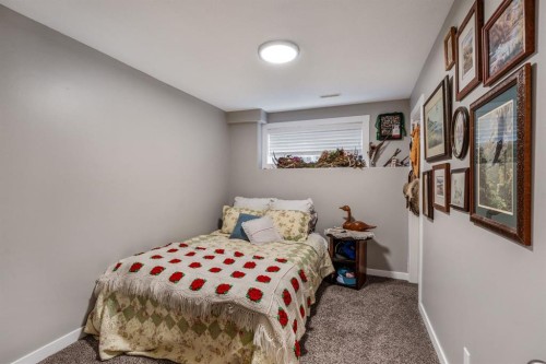135 Fairmont Point South, Lethbridge, AB - Indoor Photo Showing Bedroom