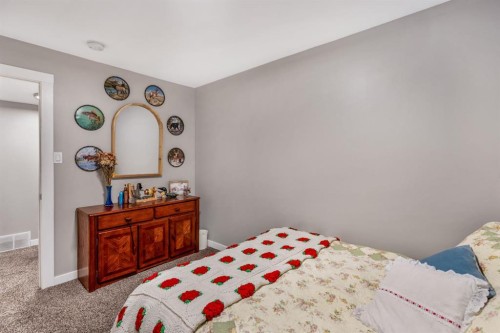 135 Fairmont Point South, Lethbridge, AB - Indoor Photo Showing Bedroom