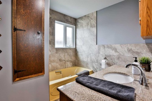 3802 Oak Drive South, Lethbridge, AB - Indoor Photo Showing Bathroom