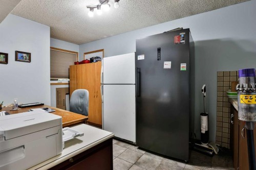 3802 Oak Drive South, Lethbridge, AB - Indoor