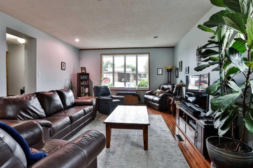 3802 Oak Drive South, Lethbridge, AB - Indoor Photo Showing Living Room