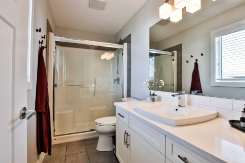 630 Moonlight Lane West, Lethbridge, AB - Indoor Photo Showing Bathroom