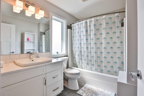 630 Moonlight Lane West, Lethbridge, AB - Indoor Photo Showing Bathroom