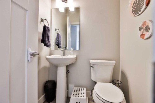 630 Moonlight Lane West, Lethbridge, AB - Indoor Photo Showing Bathroom