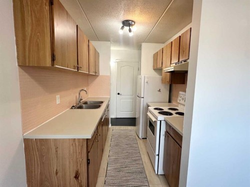 201-1 Chinook Crescent West, Claresholm, AB - Indoor Photo Showing Kitchen With Double Sink