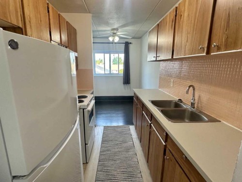 201-1 Chinook Crescent West, Claresholm, AB - Indoor Photo Showing Kitchen With Double Sink