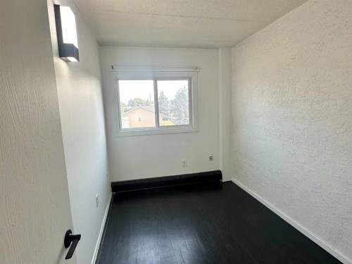 201-1 Chinook Crescent West, Claresholm, AB - Indoor Photo Showing Other Room