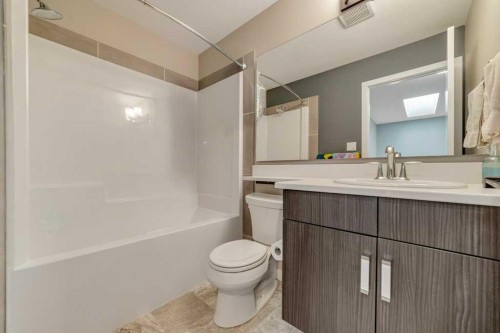 809 Greywolf Run North, Lethbridge, AB - Indoor Photo Showing Bathroom