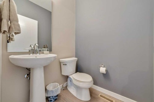 809 Greywolf Run North, Lethbridge, AB - Indoor Photo Showing Bathroom