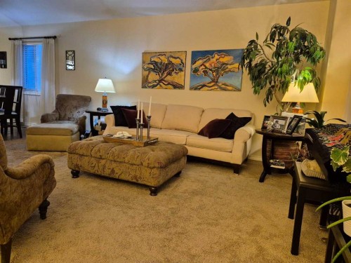 45 Sunridge Boulevard West, Lethbridge, AB - Indoor Photo Showing Living Room
