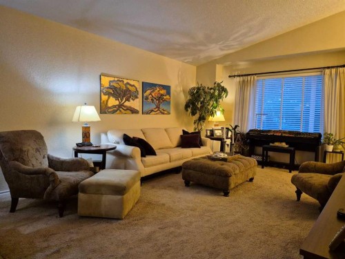 45 Sunridge Boulevard West, Lethbridge, AB - Indoor Photo Showing Living Room
