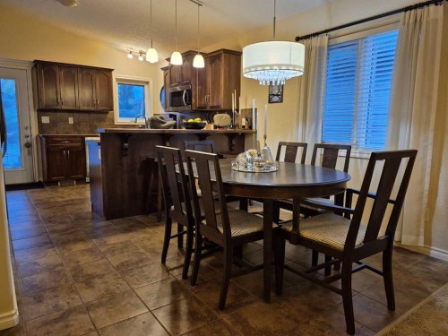 45 Sunridge Boulevard West, Lethbridge, AB - Indoor Photo Showing Dining Room