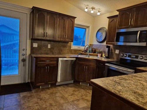 45 Sunridge Boulevard West, Lethbridge, AB - Indoor Photo Showing Kitchen With Double Sink