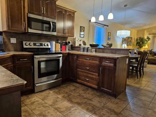 45 Sunridge Boulevard West, Lethbridge, AB - Indoor Photo Showing Kitchen With Upgraded Kitchen