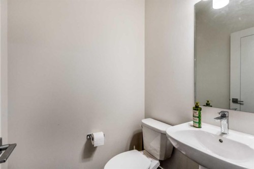 270 Grassland Boulevard West, Lethbridge, AB - Indoor Photo Showing Bathroom