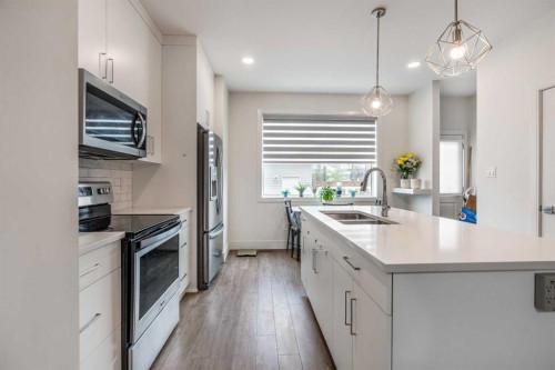 270 Grassland Boulevard West, Lethbridge, AB - Indoor Photo Showing Kitchen With Double Sink With Upgraded Kitchen