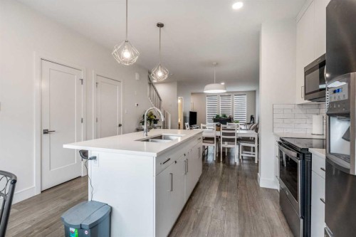 270 Grassland Boulevard West, Lethbridge, AB - Indoor Photo Showing Kitchen With Double Sink With Upgraded Kitchen