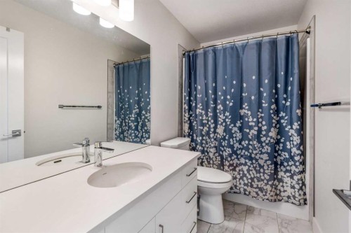 270 Grassland Boulevard West, Lethbridge, AB - Indoor Photo Showing Bathroom
