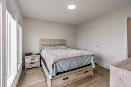 270 Grassland Boulevard West, Lethbridge, AB - Indoor Photo Showing Bedroom