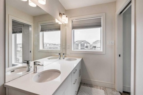 270 Grassland Boulevard West, Lethbridge, AB - Indoor Photo Showing Bathroom