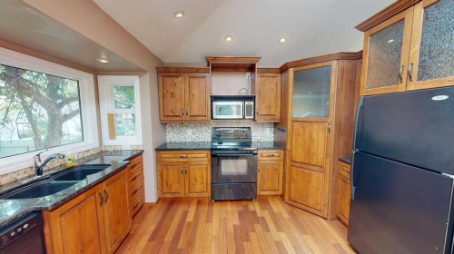 1129 20 Street South, Lethbridge, AB - Indoor Photo Showing Kitchen With Double Sink